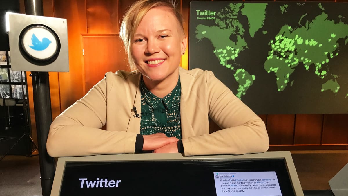 Salla-Maaria Laaksonen poseeraa Twitteristä tietoa kokoavan infotaulun takana Päivälehden museossa.