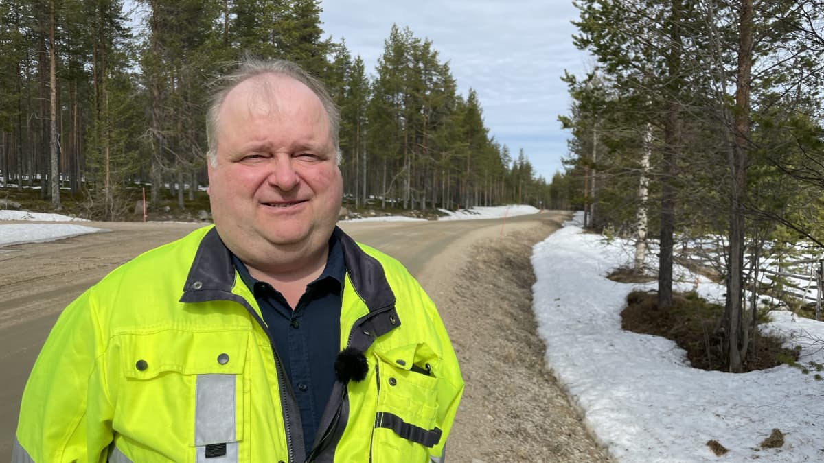 Lapin ely-keskuksessa maanteiden hoidosta vastaava projektipäällikkö Markku Riipi seisoo sorapäällysteisen Niesintien varrella Sodankylässä.