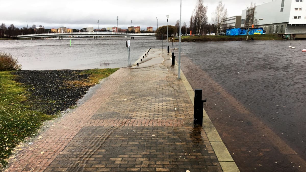 Merivesi lainehtii laiturin päällä tulvan aikana Oulussa.