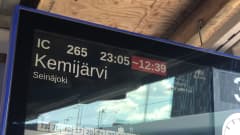 Rautatieaseman näyttötaulu Tampereella osoittaa, että Kemijärven yöjuna on lähdössä 13,5 tuntia myöhässä.