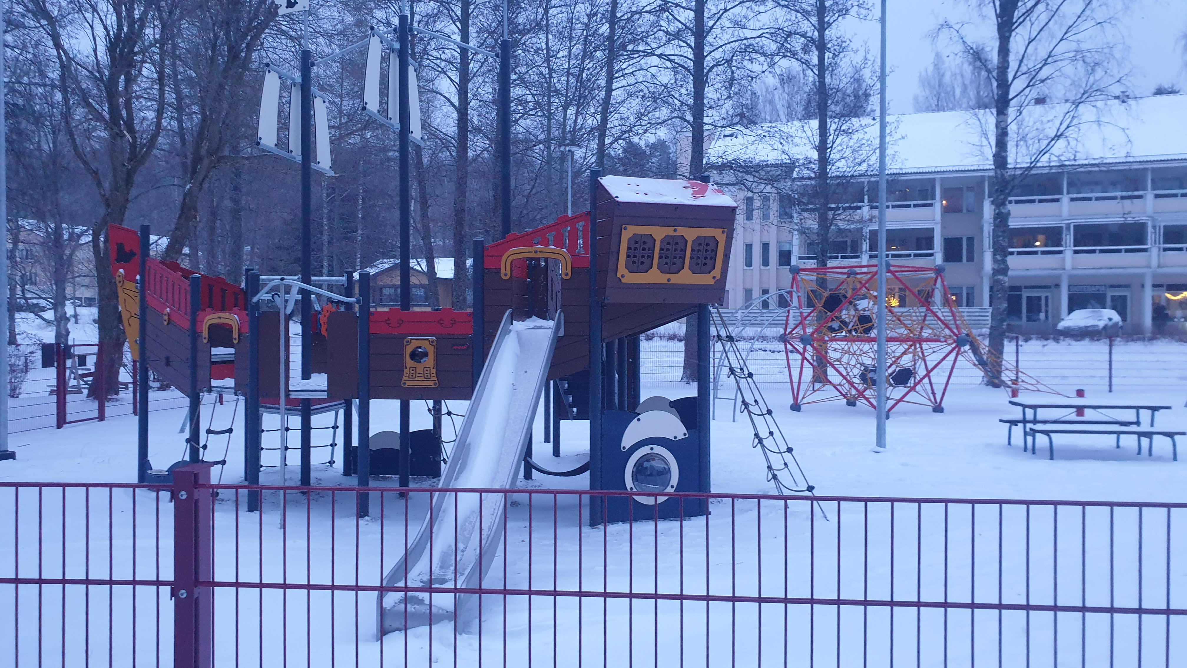 Mikkelin Anttolan leikkipuisto tyhjillään talvipäivänä. 