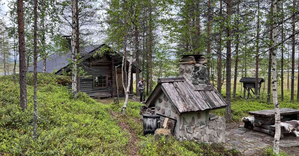 Sähkötön erämökki Lapissa on monen unelma, jonka kokkolalaiset siskokset  toteuttivat – kurkista Suomen kauneimmaksi äänestettyyn mökkiin