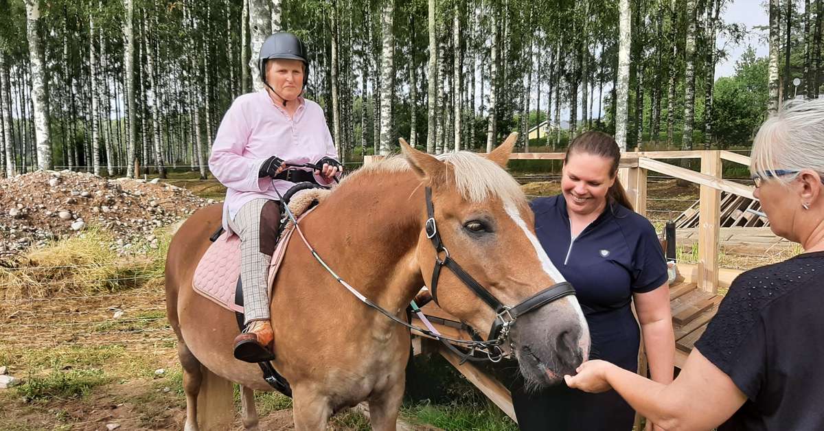 Nilla rider hos Elisabeth som utbildar sig till ridterapeut: 