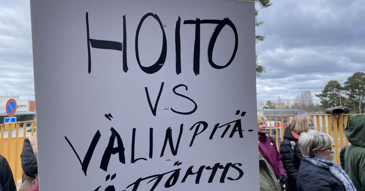 Omaiset ja ammattilaiset pelkäävät psykiatrian avopalveluiden alasajoa – mielenosoittajat kokoontuivat sairaalan pihalle Porissa