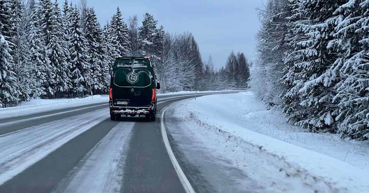 Sotilaskotiajoneuvo suistui ojaan Kouvolassa – ei henkilövahinkoja