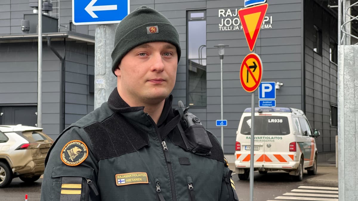 Rajavartioupseeri Frans Hietanen uniformussaan Raja-Joosepin rajanlityspaikan edustalla.