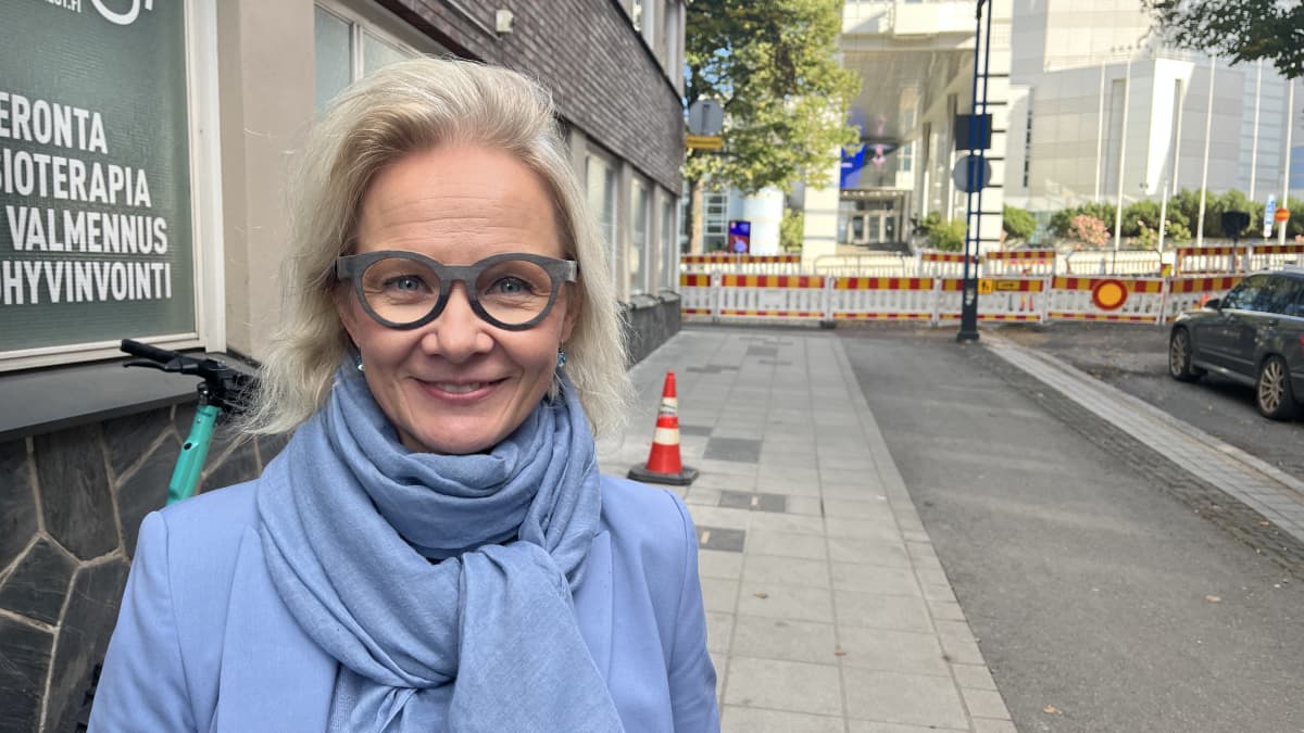 Tamperetalon toimitusjohtaja Pauliina Ahokas kuvattuna Tampereen tähtikadulla.