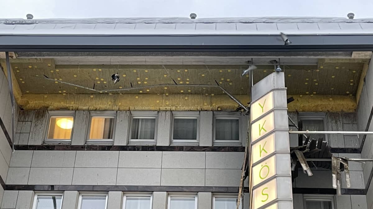 Kajaanilaisen kauppakeskuksen sisäänkäynnin yläpuolelta romahti kattorakenteita.