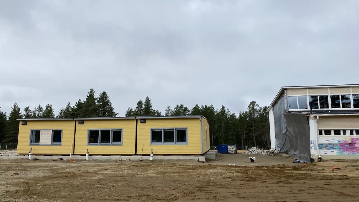 Vuotson koulurakennustyömaalle siirrettiin moduulirakennukset uutta koulua varten heinäkuun lopussa 2022. 