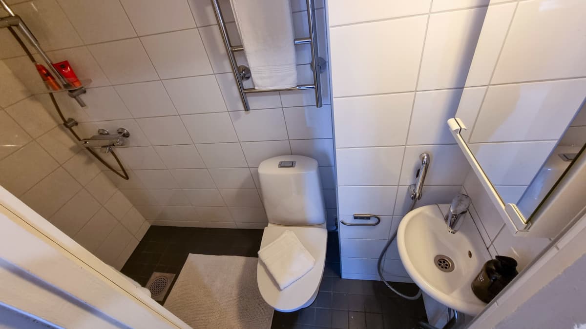 11 neliön miniasunnon vessaan on mahdutettu suihku.