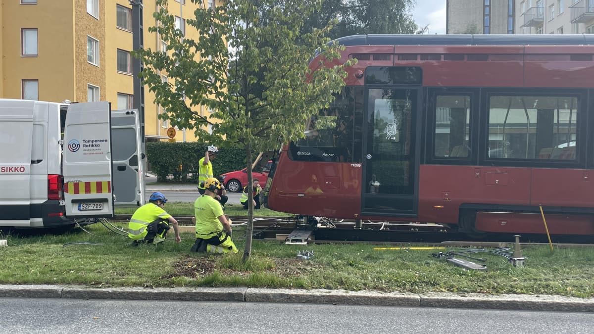 Raitiovaunua nostetaan takaisin kiskoille Tampereen kalevassa.