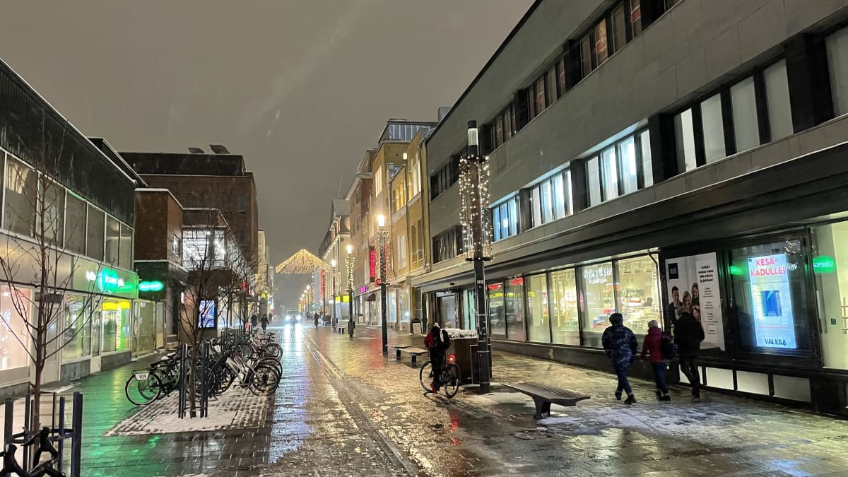 Oulun keskustan kävelykatu Rotuaari Kauppurienkadun suunnalta tammikuussa.