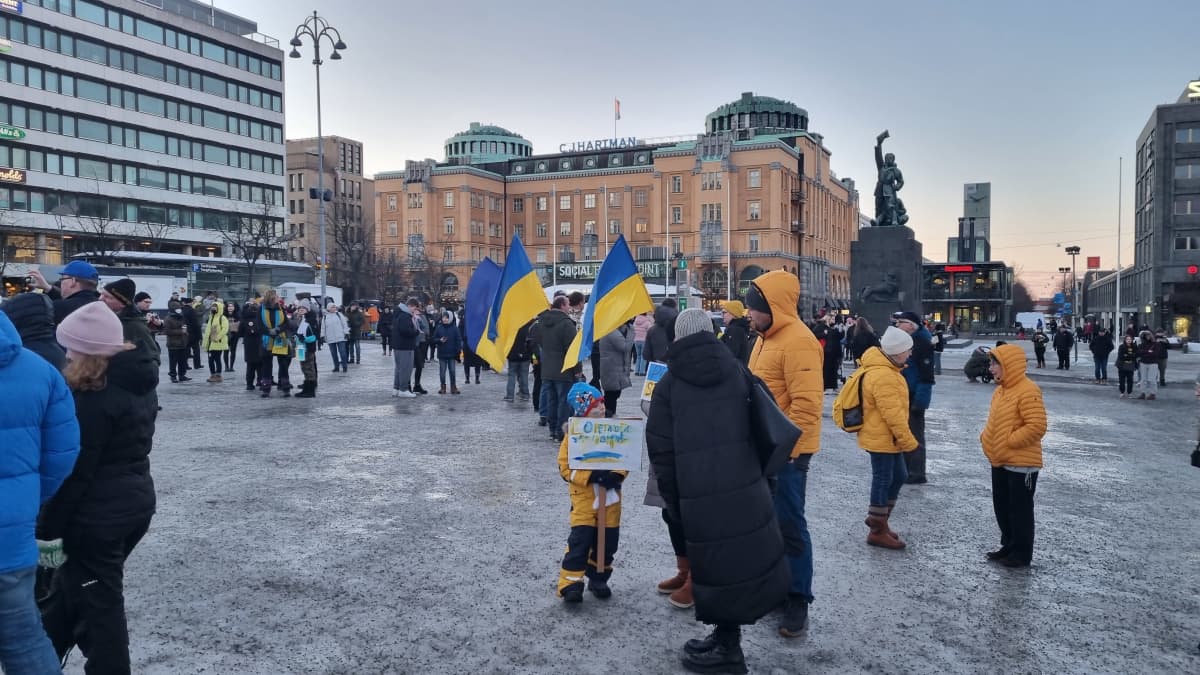 Mielenilmaisuun osallistujia Vaasan torilla.
