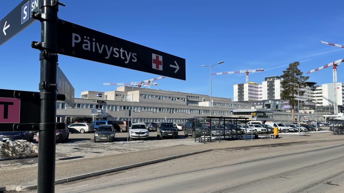 Oulun Yliopistollisen sairaalan julkisivu.