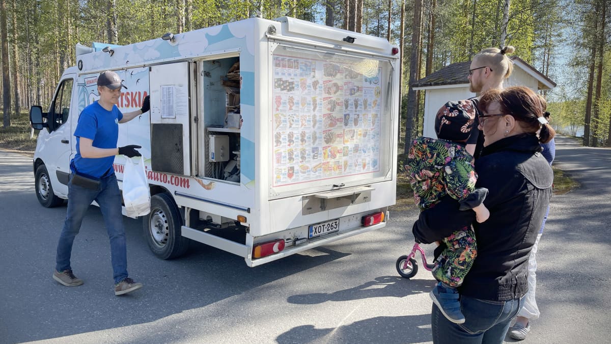 Korona sai suomalaiset tungeksimaan jäätelöautoille ja suosio jäi päälle –  jätskikesä alkaa kovin myyntiodotuksin