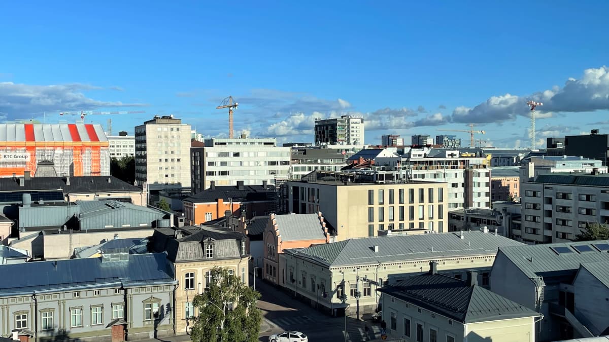 Oulun kaupungin keskustan kattoja lännestä itään päin kuvattuna.