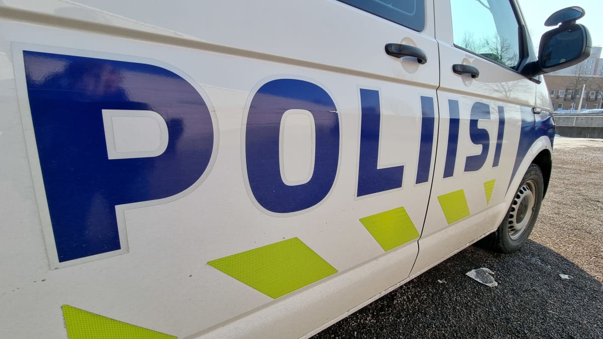 Valkoinen poliisiauto Imatran poliisiaseman pihalla.