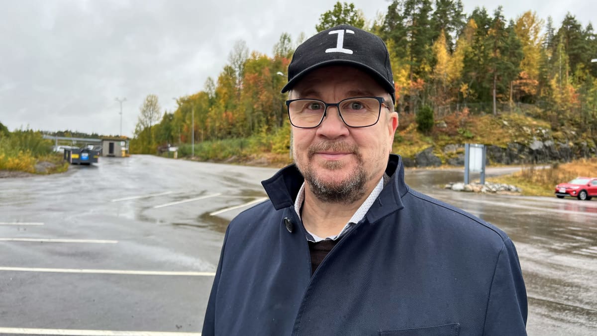 Iskun toimitusjohtaja Arto Tiitinen Iskun piha-alueella, Iskun lippalakki päässä, sateinen sää, katsoo kameraan.