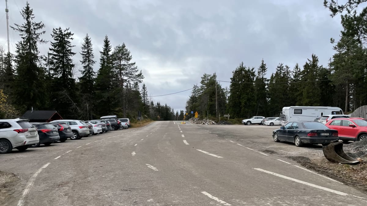 Autoja parkkipaikalla vaaran laella Vuokatissa.