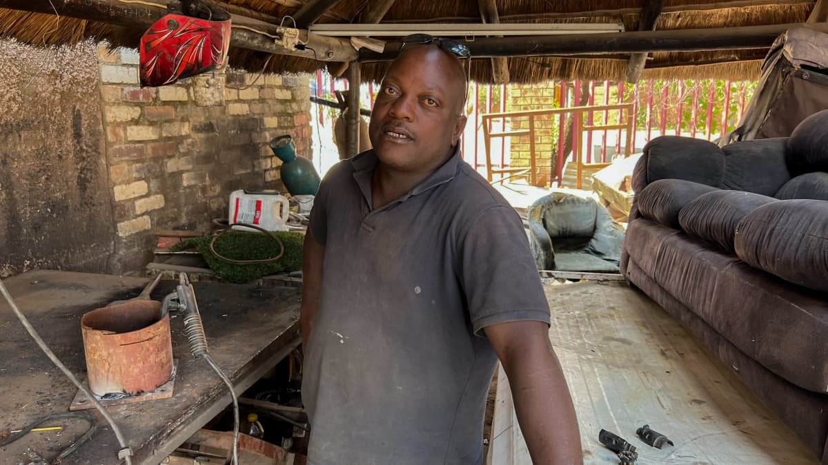 Zimbabwelainen hitsari Zane Banda pajassaan Etelä-Afrikan Diepslootin köyhällä alueella 