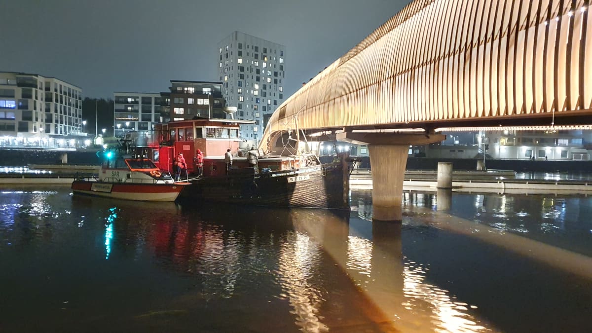 Pelastuslaitos irrottaa noin 20-metristä alusta, joka törmäsi Pielisjoella olevaan Ylisoutajan siltaan Joensuussa pimeänä lokakuisena iltana