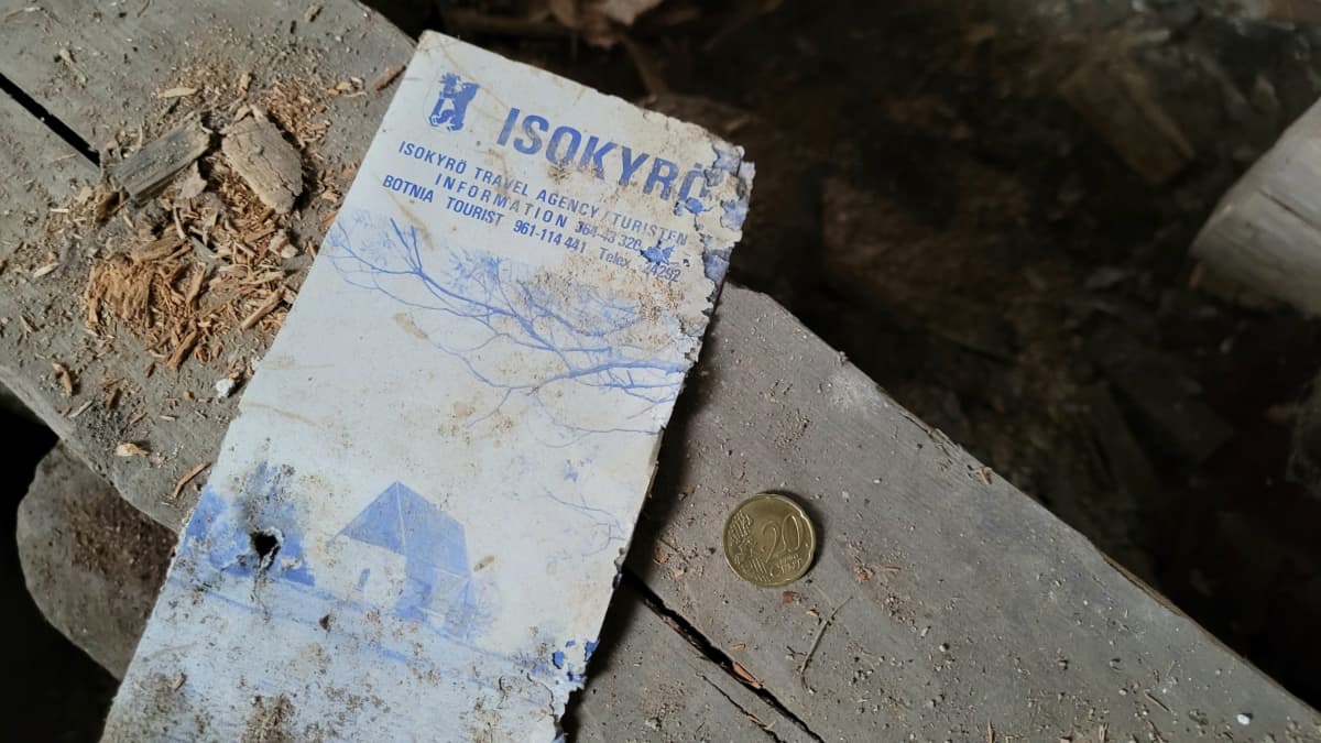 Isonkytön vanhan kirkon lattian alta löytyi muun muassa vanha turistiopas ja uudempi 20 centin kolikko.isok
