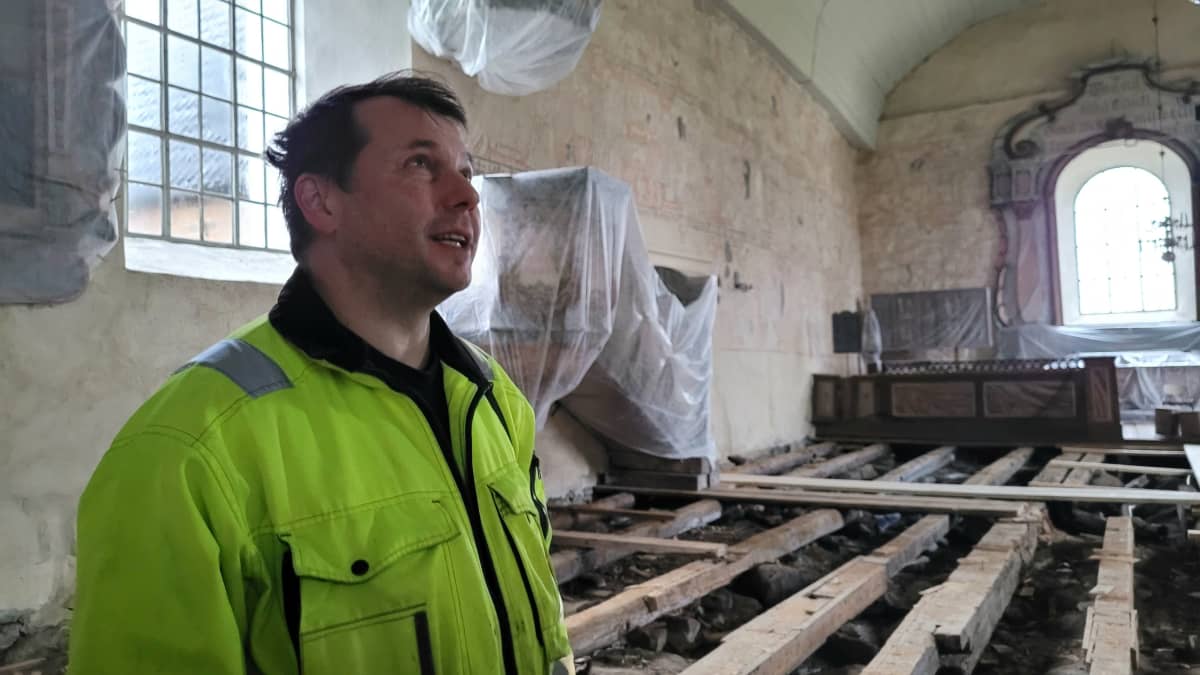Restaurointitöitä kirkossa tekevä arkeologi Kalle Luoto pitää Isonkyrön vanhaa kirkkoa maamme tärkeimpänä  muinaisjäännöskohteena.