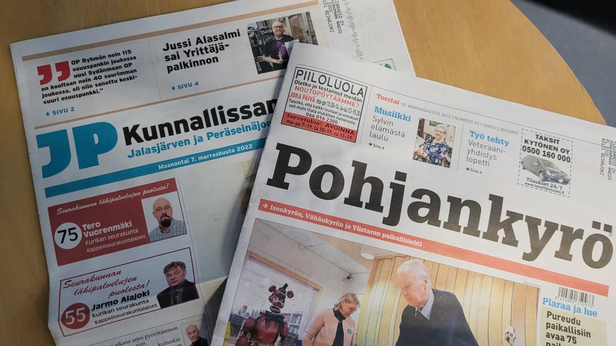 JP Kunnallissanomat ja Pohjankyrö-lehdet pöydällä