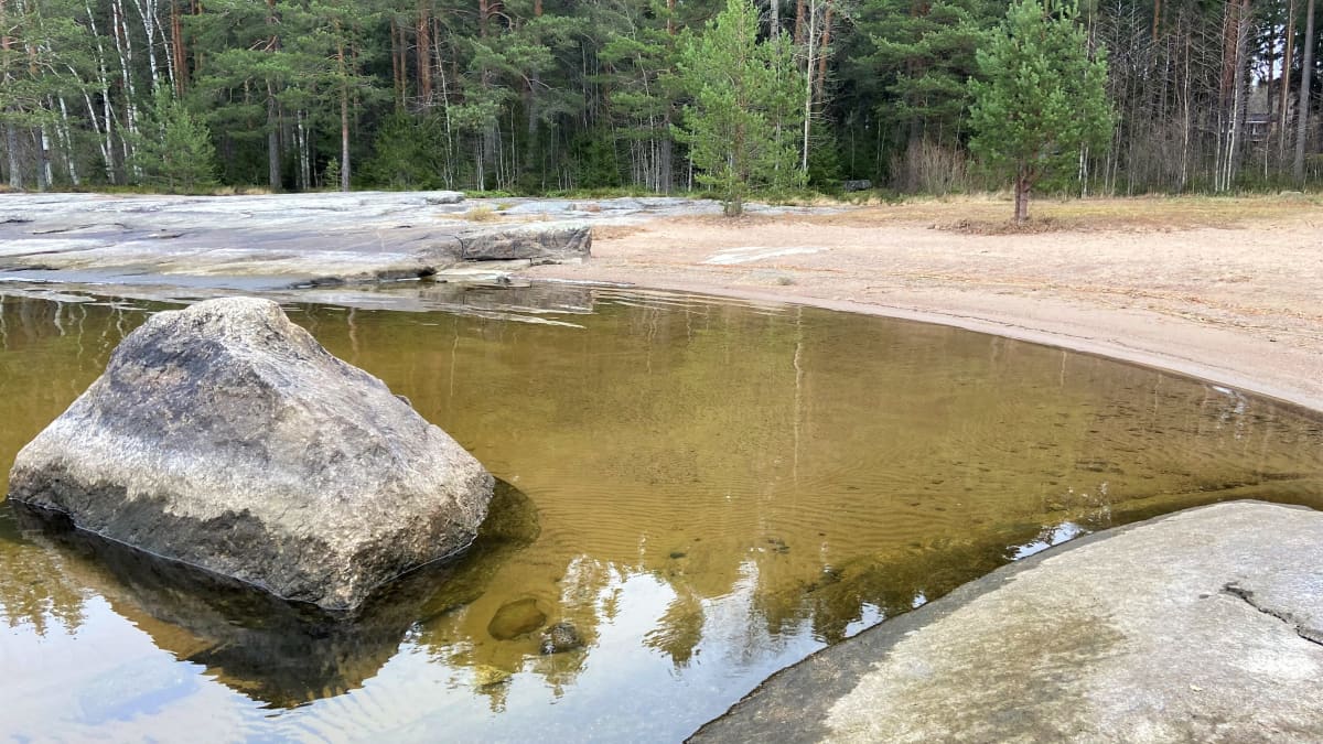 Saimaan vedenpinta on karannut kauemmas Voisalmen uimarannalla Lappeenrannassa. 