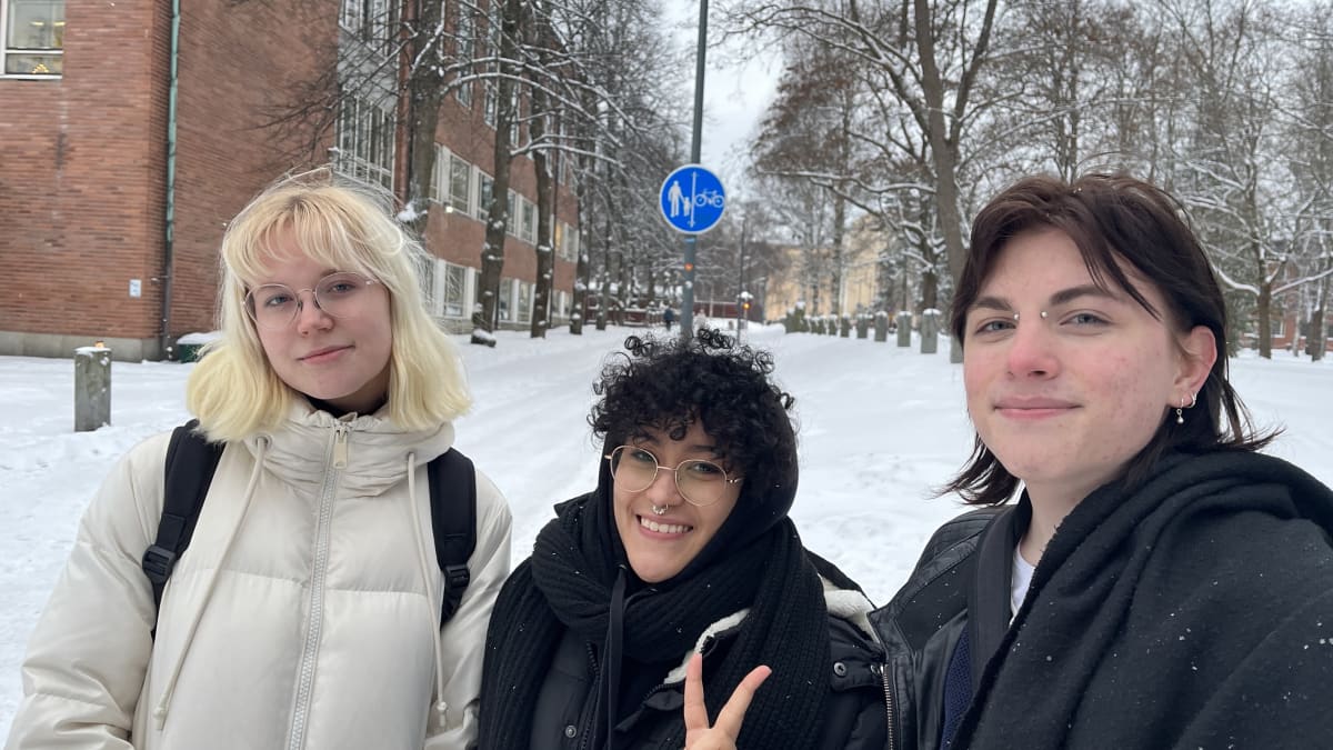 Kristiina Karell, Daniela Ojanperä ja Helle Alatalo-Heikkilä katsovat hymyillen kohti kameraa.