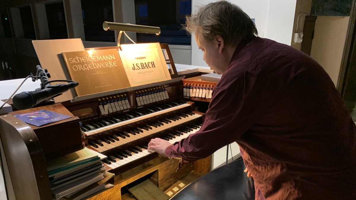 Imatran seurakunnan kanttori Johannes Vesterisen tapailee Taimionkosken kirkon urkuja.