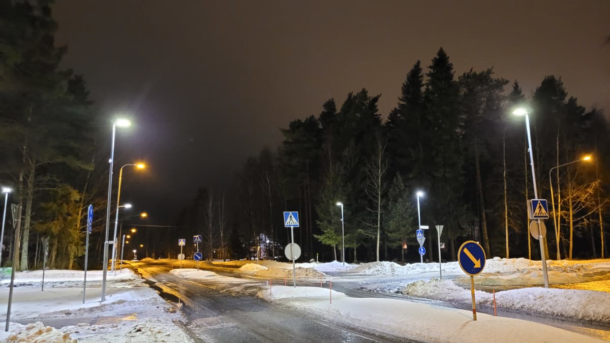 Suojatien täsmävalaistus eli Smart walk -järjestelmä on otettu Vaasassa käyttöön muutamassa risteyksessä. Kuvassa  tavallisia ja smart walk -valoja.
