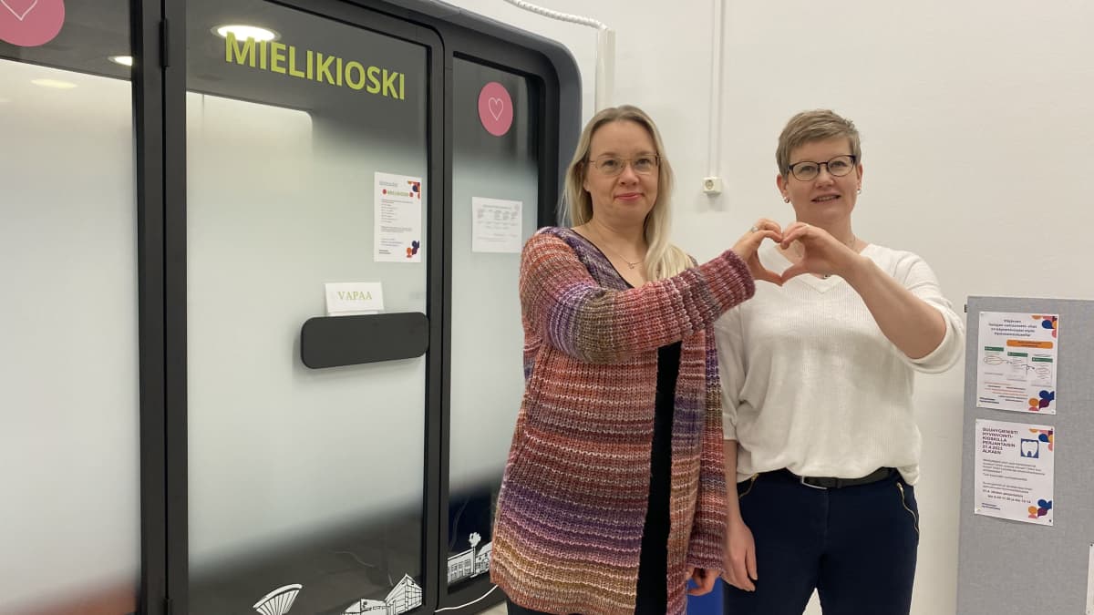 Psykiatrinen sairaanhoitaja Mervi Heiskanen sekä sosiaaliohjaaja Anne Salminen Ylöjärvellä sijaitsevan Mielikioskin edustalla kuvattuna.