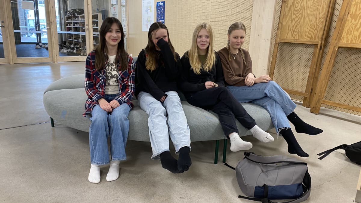 Imatralaisen Mansikkalan koulun Stefania Luukkonen (vas.), Milja Salonen, Olivia Jarva ja Iina Aitala istuvat penkillä ja hymyilevät.