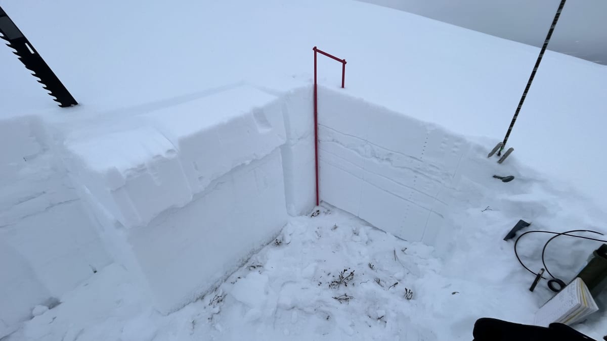 Lumen mittausta Pyhätunturilla. Kuvassa saha ja mittausvälineitä.