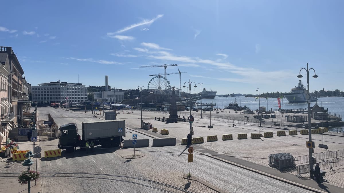 Tyhjä Kauppatori, jossa on Joe Bidenin vierailun takia mittavat turvajärjestelyt.