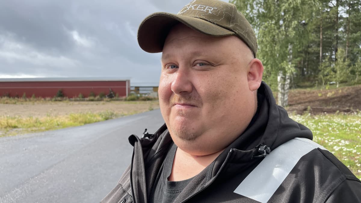 Mies katsoo kameraan.