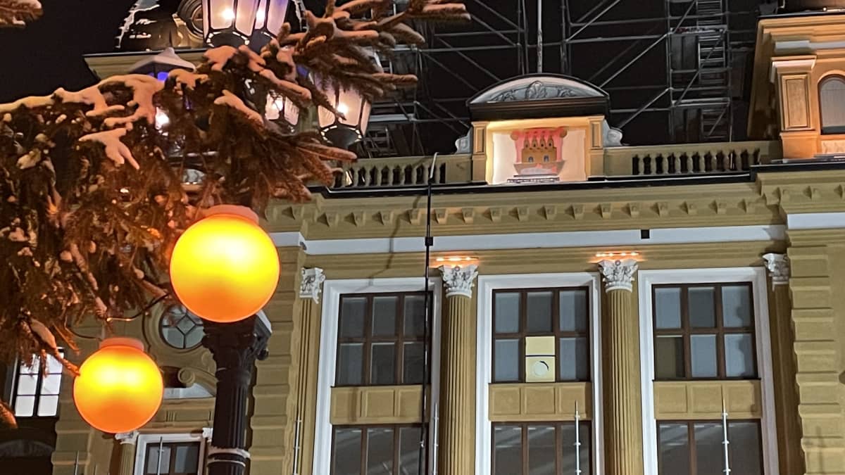 Oulun kaupungintalo ja vaakuna jouluvalaistuksessa.