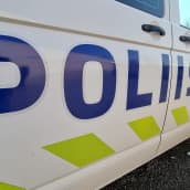 Poliisiauto Imatran poliisiaseman pihalla.