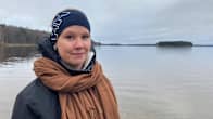 Hankekoordinaattori Maarit Moisio seisoo Korkkitehtaan rannassa Lappeenrannassa.