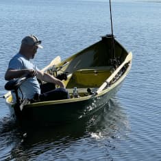 Päijän Boatsin toimitusjohtaja Antti Mäkelä ajaa sähköperämoottorilla Päijän-venettä järvellä, aurinkoinen sää.