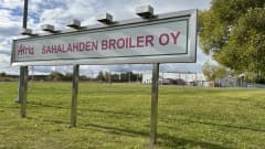 Atrian Sahalahden tehtaan edustalla seisova iso kyltti, jossa lukee "Atria, Sahalahden Broiler Oy".