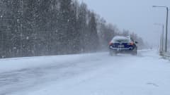 henkilöauto ajaa lumisessa säässä maantiellä lokakuussa 2022 Rovaniemellä