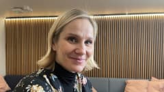 Näyttelijä ja esikoiskirjailija Laura Malmivaara katsoo kameraan