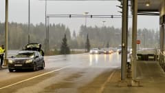Autoja raja-asemalla sateisessa säässä 