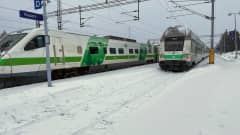 Junia Kajaanin rautatieasemalla veturinkuljettajien lakon aikaan maaliskuussa 2023.