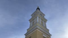 Oulun tuomiokirkon kellotorni.
