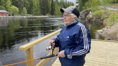 Nainen kalastaa laiturilla.