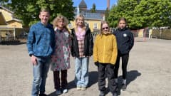 Aaro Mettänen, Ia Vesterlund, Olivia Korpela, Mona Wallenius, Sofia Sistonen seisovat koulun pihalla.