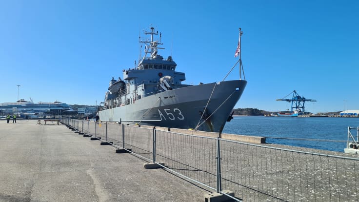 Sotalaiva Turun satamassa.